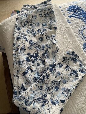 Chico's White Pants with Blue Floral Accents size 8/10 Chico's size 1